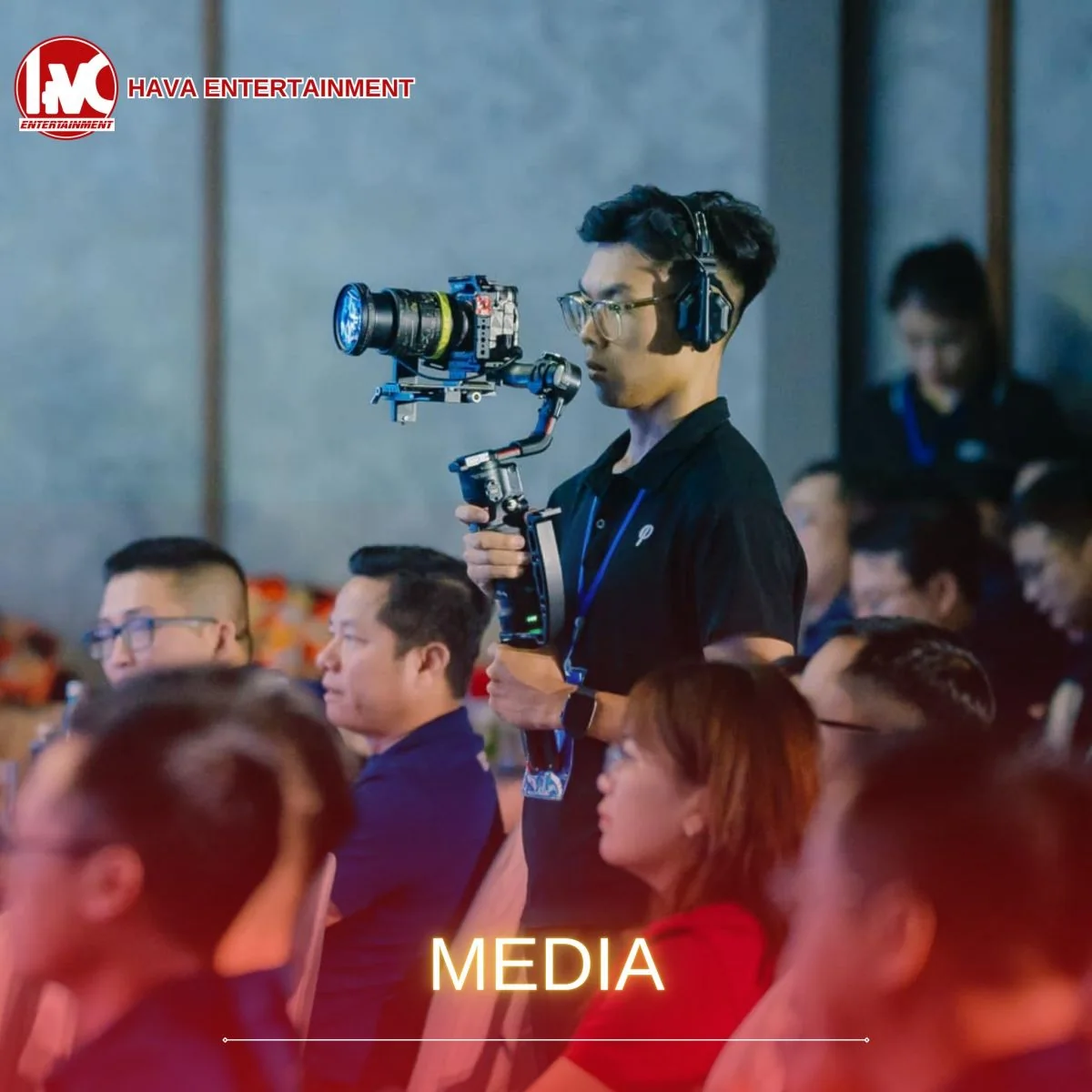 Ekip Hava Entertainment ghi hình sự kiện bằng thiết bị chống rung